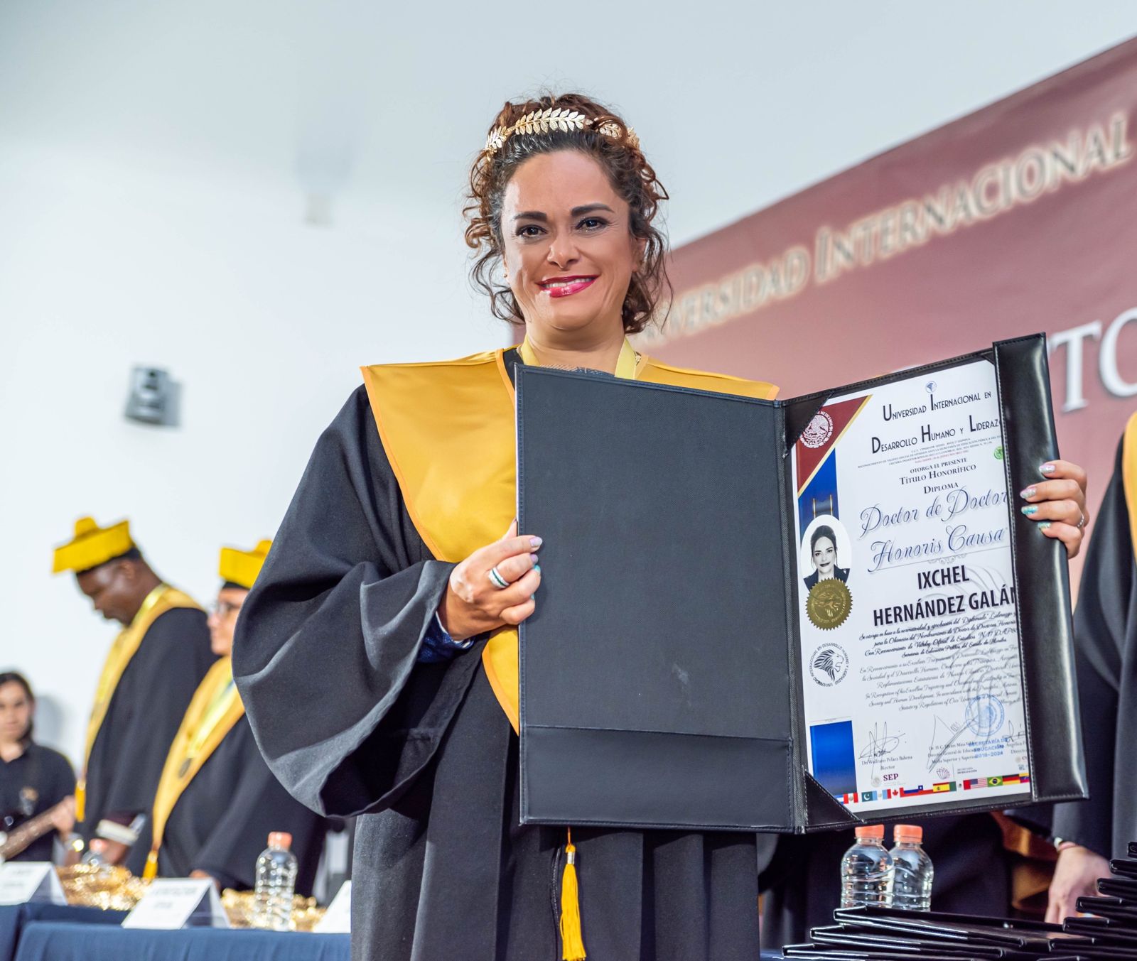 Ixchel Hernández Galán mostrando su nombramiento Doctor de Doctores