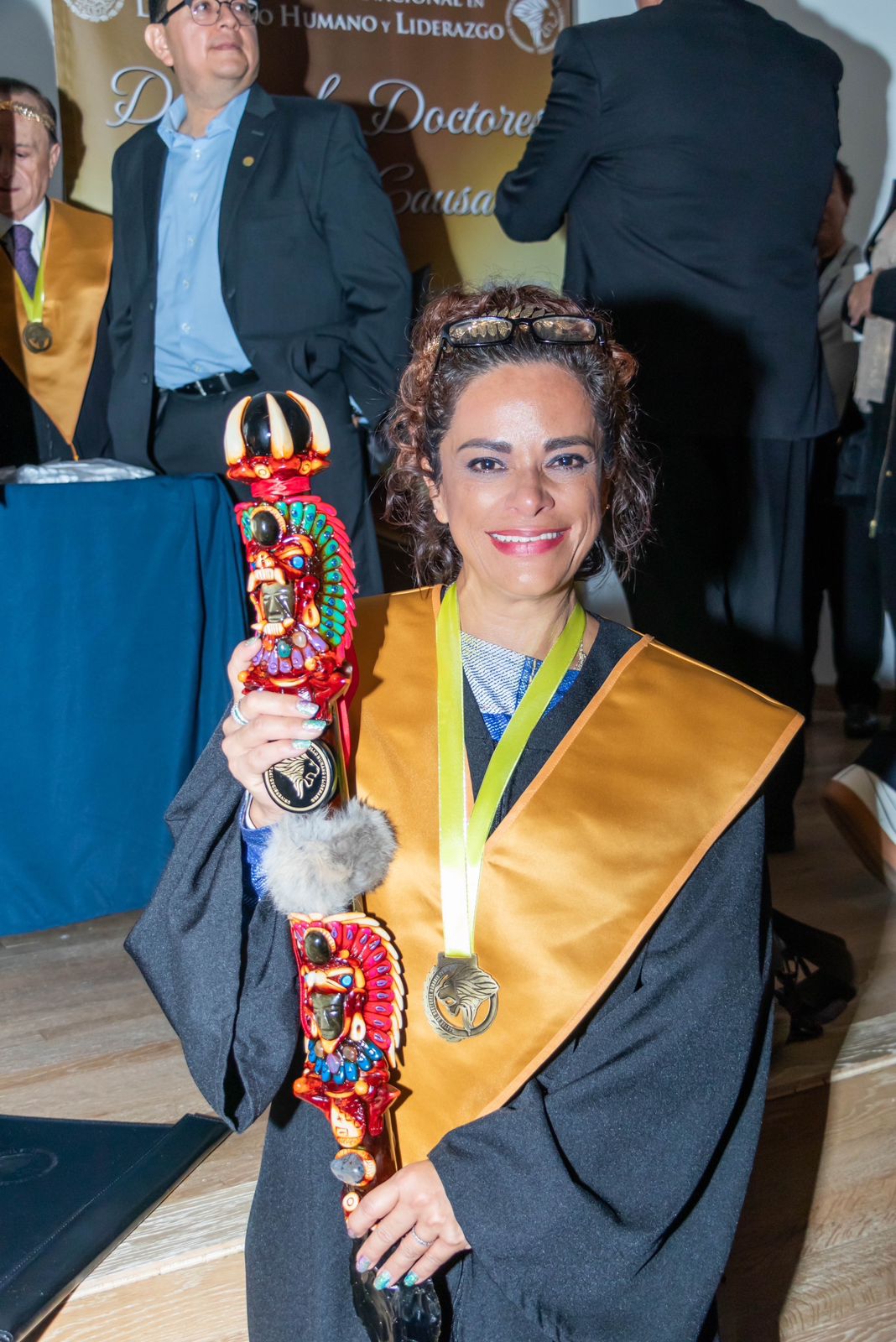 Ixchel Hernández Galán con el bastón de mando recibido durante la ceremonia