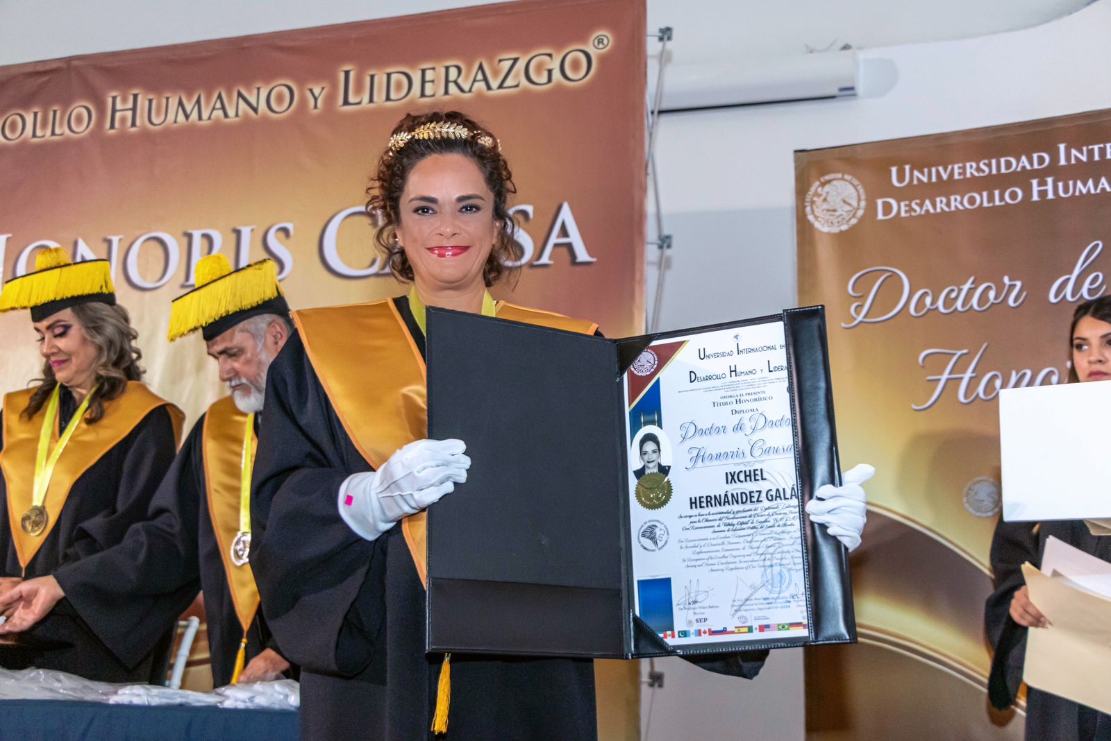 Entrega del nombramiento Doctor de Doctores a Ixchel Hernández Galán